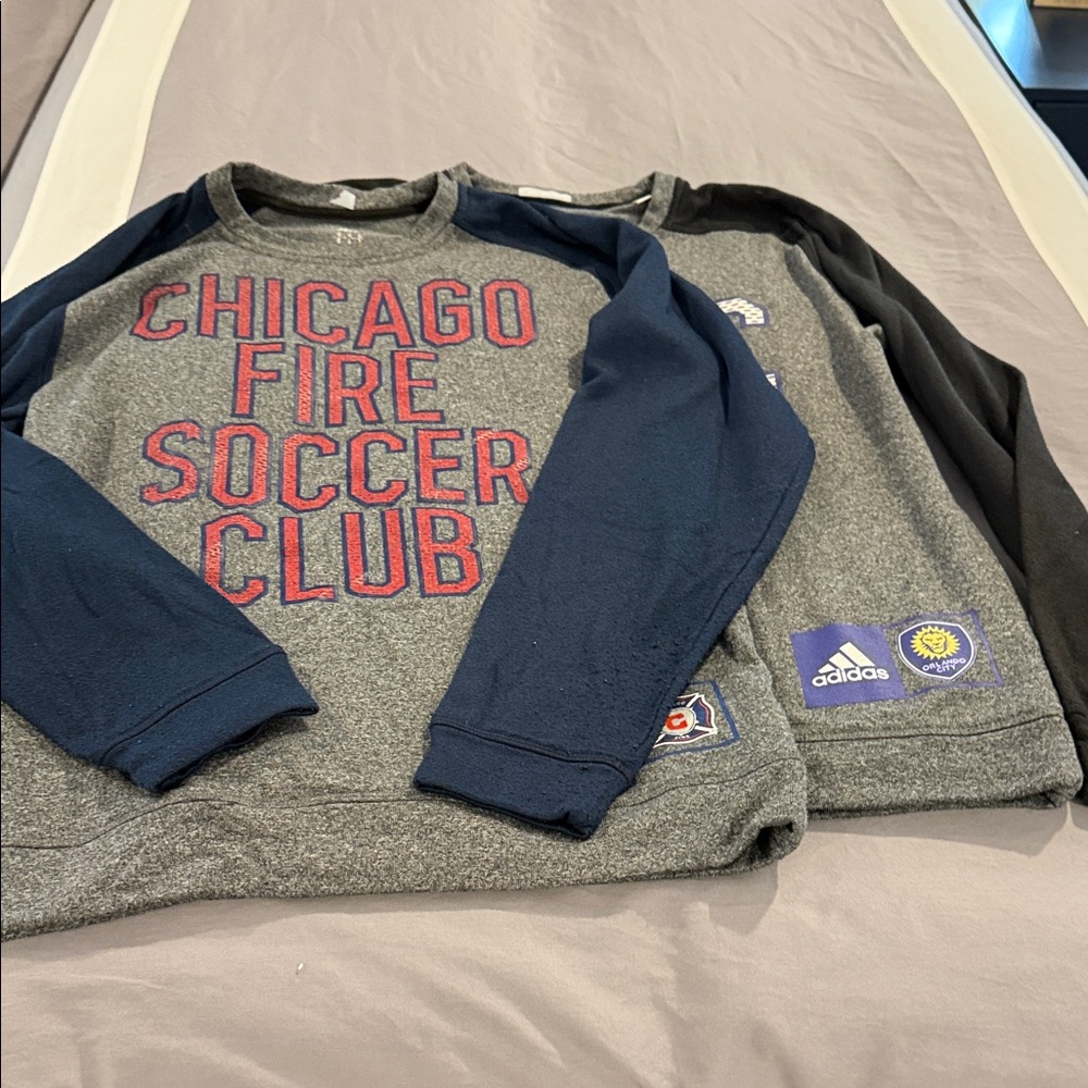 Bundle of 2 Adidas Gray and Navy Sweatshirt
Adidas gray and black sweatshirt